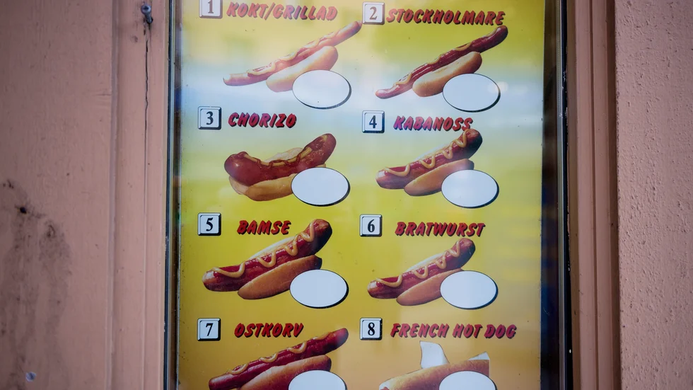 Korvar för beställning vid en korvkiosk.