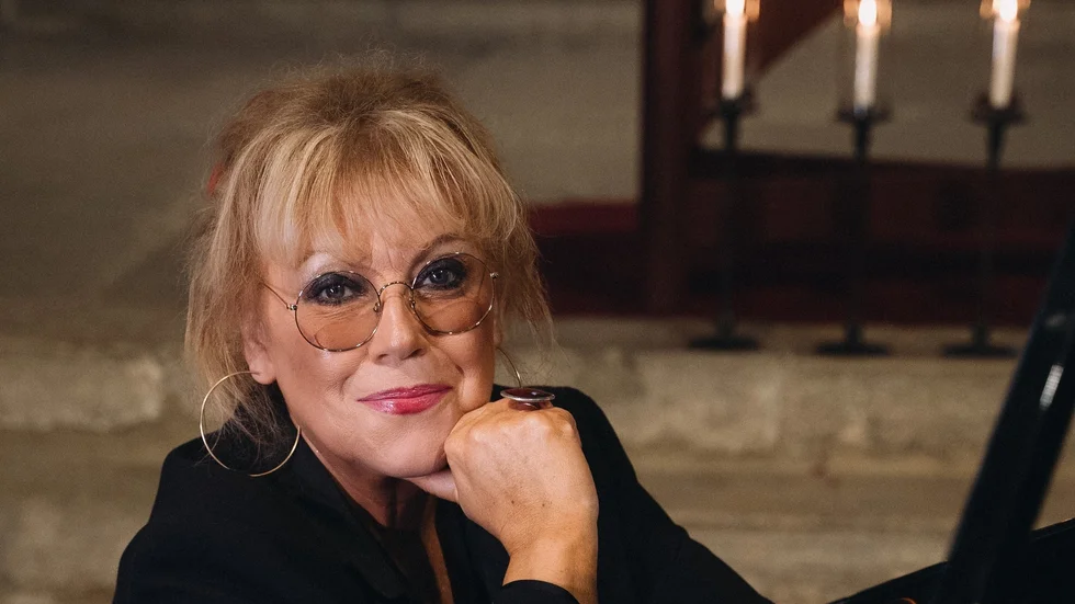 Marie Nilsson Lind gjorde med sina texter och sin pianomusik avtryck i den svenska folksjälen. Bland sångerna finns örhängen som "Lassie" och "Älska mig". På torsdagen avled hon, 62 år gammal.