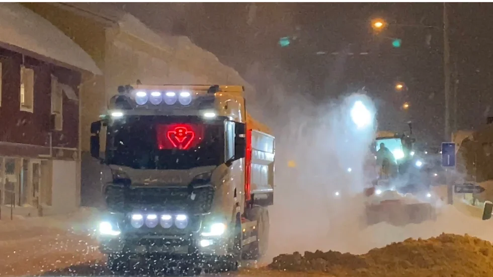 Snöskottning på lördagen efter överraskningssnön.