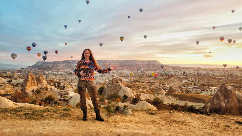 Kappadokien är ett landskap som ligger i centrala Turkiet, cirka 350 km sydost om Ankara. Kristina Lindström liknar det vid ett sagolandskap med alla luftballonger som hela tiden åker runt där. 