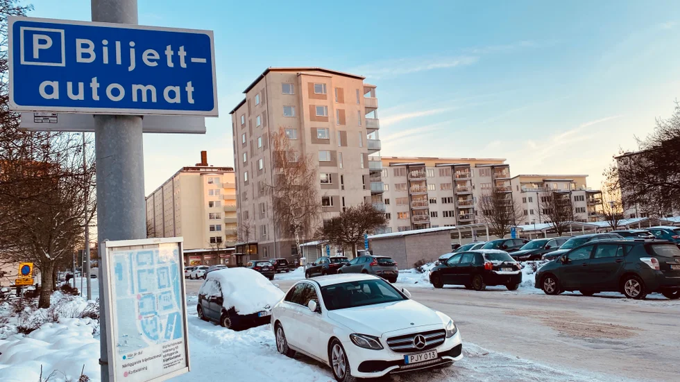 Västra Storgatan är lång och har plats för många parkerade bilar. Det är en bidragande orsak till att gatan år efter år toppar statistiken över utfärdade parkeringsböter.