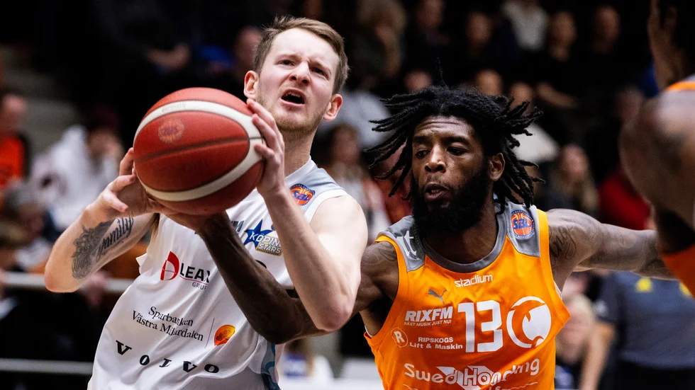 Erik Persson pressades av Norrköpings Issac Vann under matchen på lördagen.