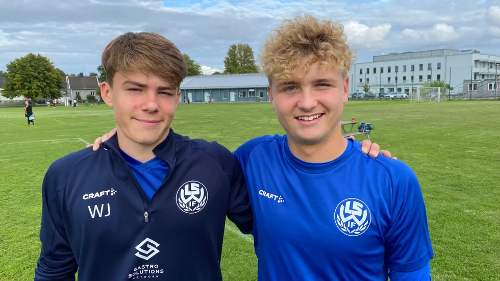 Wilmer Järnede, till vänster, fick chansen i A-laget i LSW, på bortaplan i Sturefors. LSW föll med 2-0 i matchen.