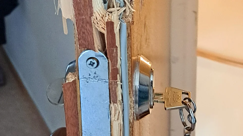 Genrebild. Polisen bröt upp en dörr i jakten på en person. Det var dock inte bostadsinnehavaren som polisen sökte. Nu måste polisen ersätta bostadsinnehavaren.