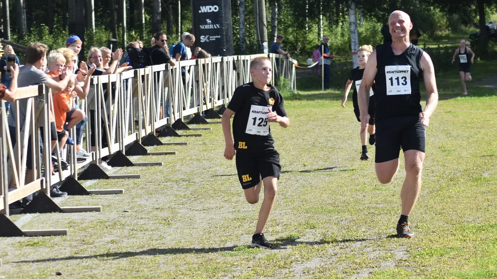 Publiken applåderar spurtduellen mellan Bruce Lindberg och Peter Ericson. En sliten Peter kom i mål några centimeter före Bruce i loppet över 6 km.