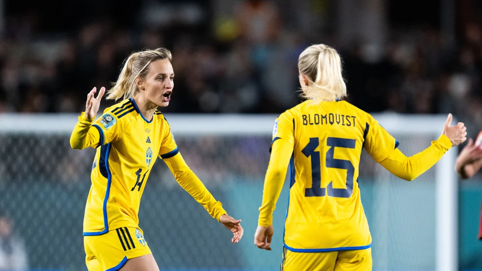 Blir det brons för Nathalie Björn (till vänster) och Rebecka Blomqvist (till höger) eller får Sveriges VM-lag nöja sig med en fjärdeplats?