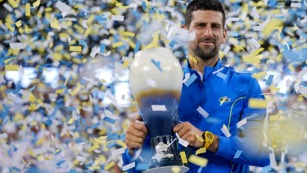 Novak Djokovic fick lyfta bucklan i Cincinnati efter att ha slagit Carlos Lacaraz med 2-1 i set.