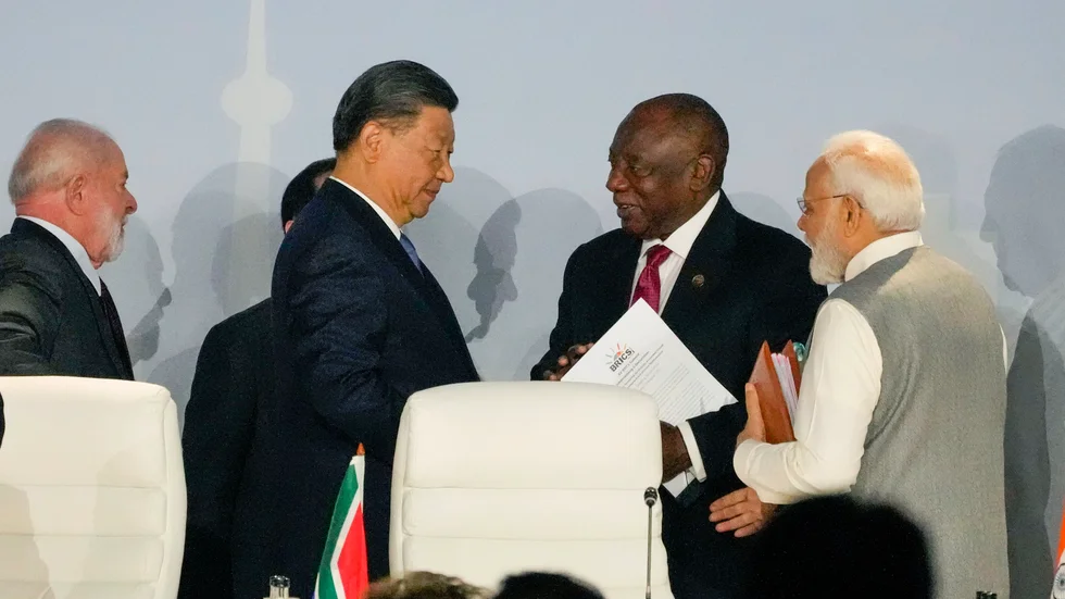 Kinas president Xi Jinping och Indiens premiärminister Narendra Modi fångade på samma bild vid Brics-toppmötet i Sydafrika på torsdagen. Mellan dem syns Sydafrikas president Cyril Ramaphosa och längst till vänster Brasiliens president Lula da Silva.