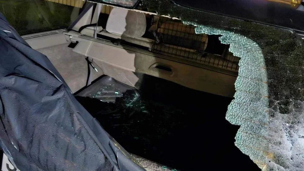 Den misstänkte mannen krossade rutorna på minst 25 bilar med ett batongliknande tillhygge. Han gav sig också på entrédörrar och en husvagn. (Arkivbild) 