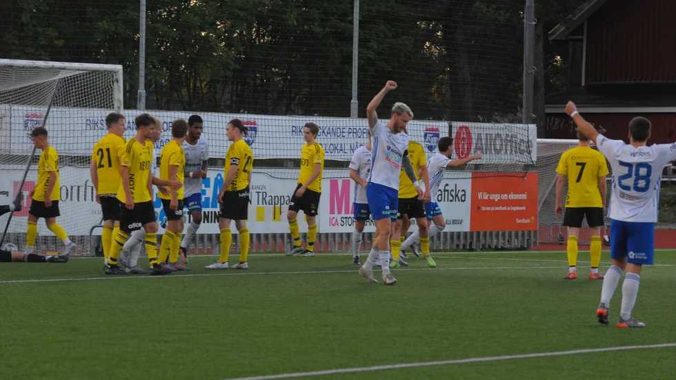 William Olausson firar 2-0-målet, som blev matchens sista.