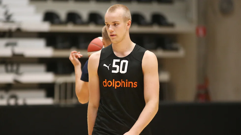18-årige centern Viktor Byström flyttas upp i Dolphins A-trupp den här säsongen.
