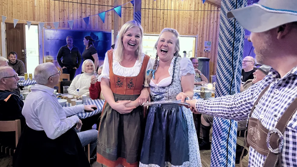 Kvällens vinnare för bästa utklädnad är Marie Folkesson och Gisela Uhlhorn. 