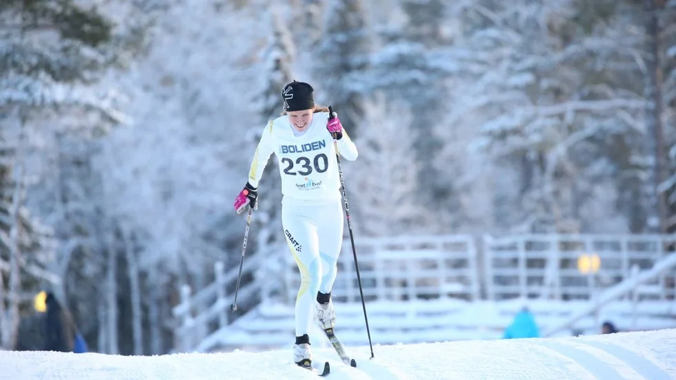 Vinnaren. Maja Majbäck vann damernas juniorklass under Gällivarepremiären, men det var en sliten Majbäck som konstaterade "Oj vad trött jag är" efter målgång.