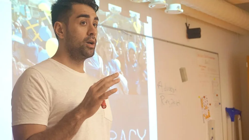 Polis.  I fredags besökte polisen Mustafa Panshiri Hjalmar Lundbohmsskolan. Han föreläste för ungdommar, på deras egna språk dari, om betydelsen och innebörden av lag, demokrati och respekt