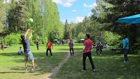 Selholmen är som gjord för bollspel och lekar. Det kan flera av Vänskapsföreningens gäster på midsommaraftonen intyga.