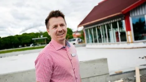 "Det har gått bra under året. I år beräknar vi att sälja 150 nya bilar, därför är det bra med en ny bilhall.", säger Burlin Motors platschef Wille Forsman.
