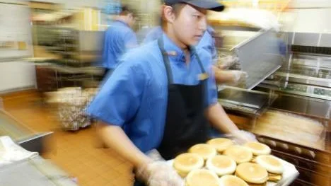 Ungdomsarbetslösheten är hög och tycks öka. Hamburgerijobben räcker inte. Det krävs mer utbildning och fler praktikplatser som kan leda till fasta anställningar istället för tillfälliga.
