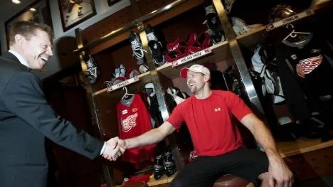 I natt blev Tomas Holmström historisk genom att spela sin tusende NHL-match och fick många gratulationer. Bara åtta svenskar har lyckats med bedriften att passera 1000-strecket innan Holmström.