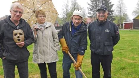 "60 år med puck" är arbetsnamnet på en kommande bok om Arvidsjaurs ishockeyhistoria. Lennarth Öhman (iklädd gammal Spaps-hjälm) och Ulf Dahl (längst t.h.) besöker tillsammans med Jan-Erik och Iris Lidén det gamla cirkustorget som var ishockeyns vagga på orten.