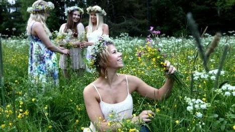 Alexandra Nyman, i förgrunden, ska inte dansa runt midsommarstången i dag men firar med att äta god mat och umgås med släkt och vänner.