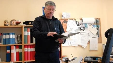 Räddningschef Hans-Eric Jonsson bläddrar i sina papper. Dokumentationen visar att Arjeplogs räddningstjänst gjort många uppdrag utanför avtalet.