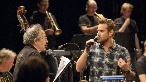 Georg Riedel och Jens Lindvall ser i föreställningen Emil, Pippi, Karlsson & Co till att publiken inte bara får lyssna till välkänd musik utan också får veta mer om orkestern, musikerna och deras instrument.