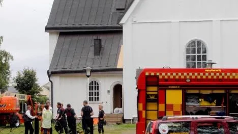 Förmodligen var det en överhettad elcentral i Piteå kyrkas källare, som gjorde att den rökfylldes. I övrigt klarade sig kyrkan utan rökskador.