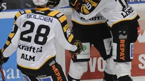 Jimmie Ericsson hjälte för Skellefteå efter 10.49 i sjätte (!) perioden. Matchens 106:e skott avgjorde rysaren.
