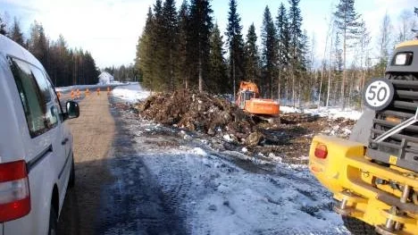 Saneringsarbetet på olycksplatsen mellan Abborrträsk och Arvidsjaur var under tisdagen i full gång.