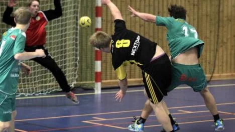 Två av planens bästa. Norrfjärdens Olle Sundkvist (nr 9 ) och Bodens målvakt Jonatan Widgren.