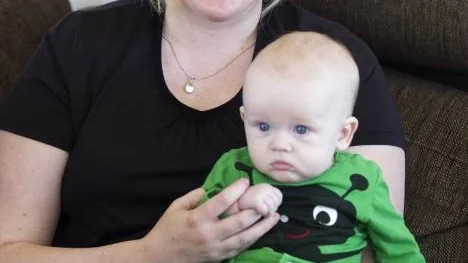 Karin Wiksten, med sonen Oskar, fyra månader, försöker att prioritera sig själv mer i dag. Det känns viktigt att äta bra mat och röra på sig.
