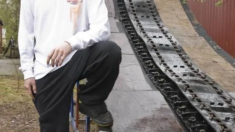 Markus Söderqvist berättade för den amerikanske företagaren Robert Musselman om den här rampen som han själv har byggt och om sitt intresse för freestyleåkning med snöskoter. Det resulterade i att Markus erbjöds att besöka USA.