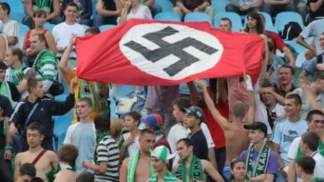 Det är tyvärr inte alldeles ovanligt med naziflaggor på fotbollsläktarna i Ukraina.