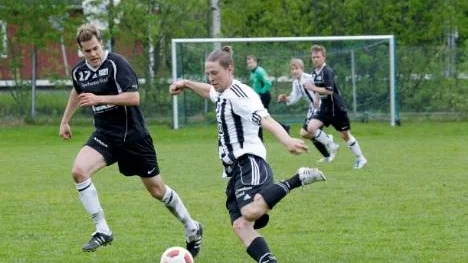 Christofer Fahlman slog till redan efter tre minuters spel mot Lillpite. Här jagas han av Robert Lundström, Lillpite.