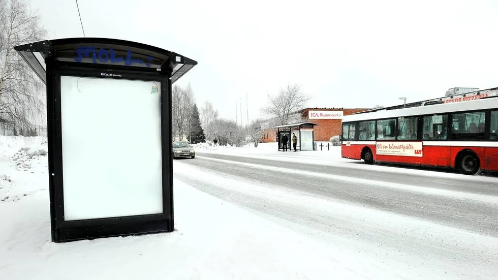 HÄR ÖVERFÖLLS MANNEN. Polisen ser ut att ha klarat upp torsdagseftermiddagens personrån som inträffade vid en busshållplats i Gammelstad. Två personer sitter anhållna misstänkta för brottet.