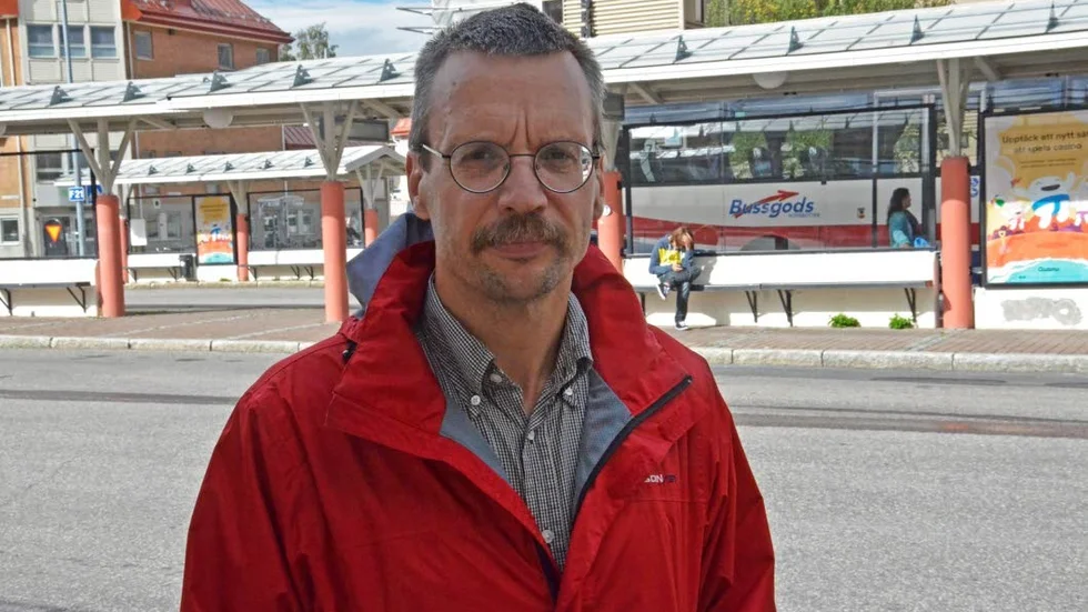 Van resenär. Robert Lundqvist åker ofta med länstrafiken. Han tycker att beslutet låter klokt men hoppas att det inte skapar problem för personer som helst använder kontanter.