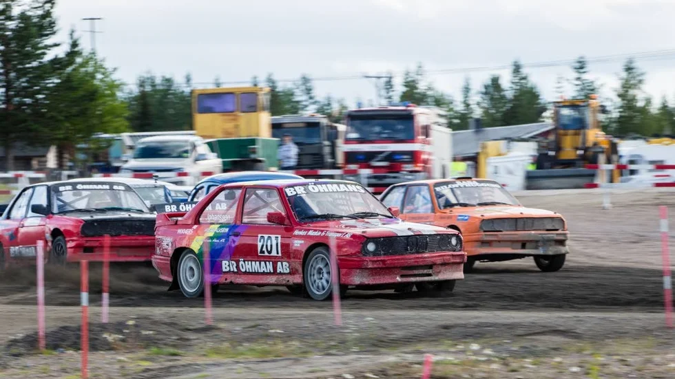 Chans. Viktor Johansson lämnar sin regnbågsbil för att köra i värstingklassen - men regnbågen hänger med även på den nya bilen.