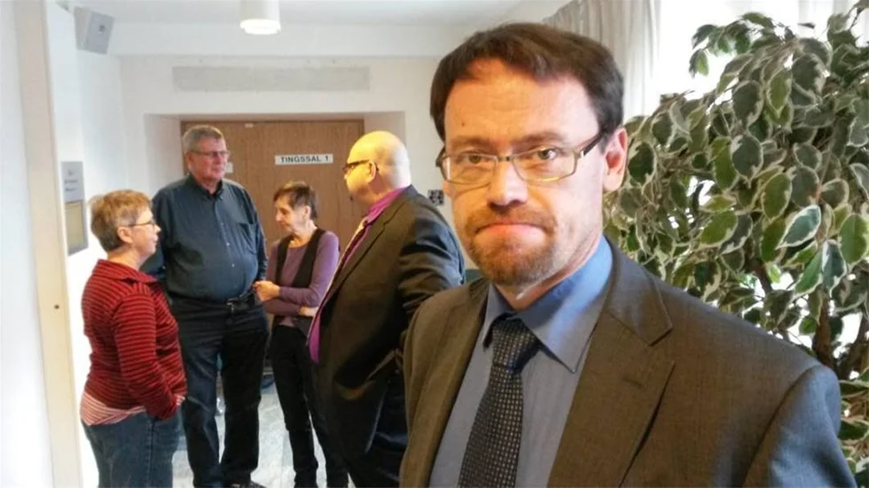 ÖVERTYGAD. Kammaråklagare Magnus Nilsson anser att bevisningen räcker för en fällande dom. Advokat Marko Tuhkanen, här i bakgrunden till höger, har en annan åsikt om juldagsdådet i Malmfälten.