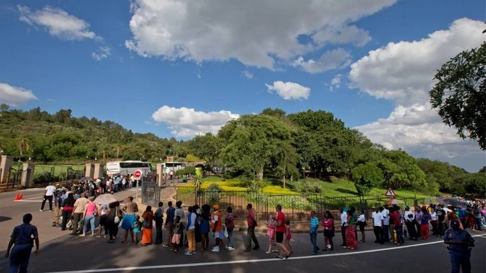 AVSKED. Människor köar för att ta avsked av Nelson Mandela vid Union Buildings i Pretoria i Sydafrika.