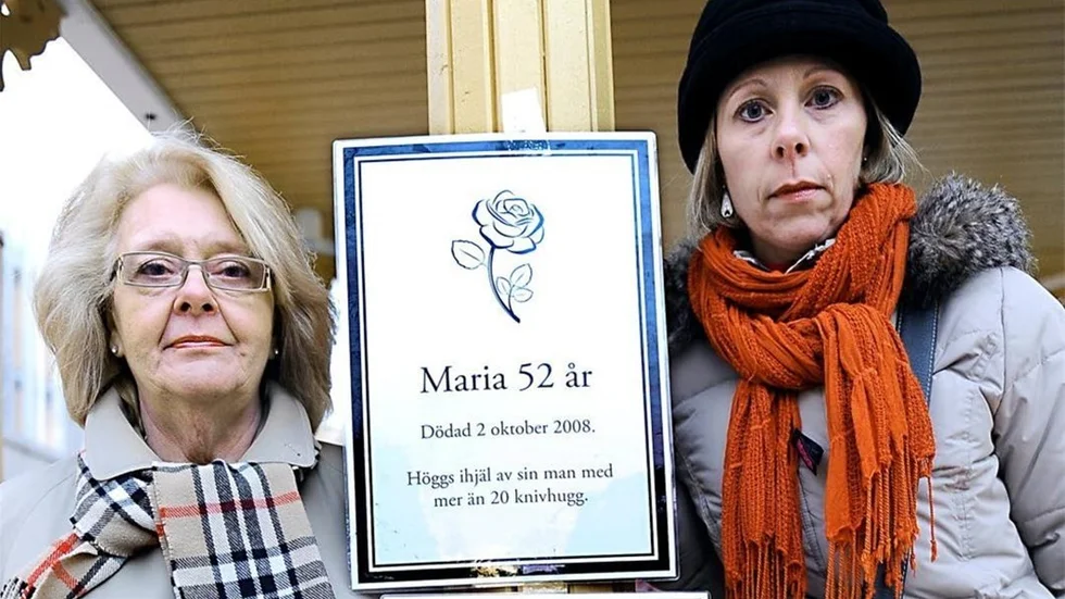 Foto: Eija Dunder
KAMP MOT MÄNS VÅLD. Mildred Eriksson från kvinnojoren och Åsa Wilén från Luleå Zontaklubb genomförde på lördagen en ljusmanifestation för att protestera mot mäns våld mot kvinnor. Varje år dödas 17 kvinnor av närstående män.