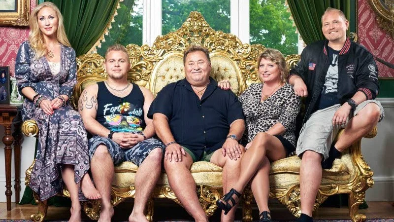 Familjen Karlsson består av: Leif-Ivan Karlsson, 56, Susanne Karlsson, 51, Pierre Karlsson, 26, Angelica Karlsson, 27 och  Tony Karlsson, 35.