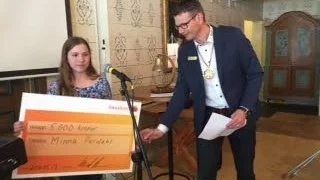 Stipendiat. Minna Perdahl tar emot checken av presidenten Mikael Andreasson.