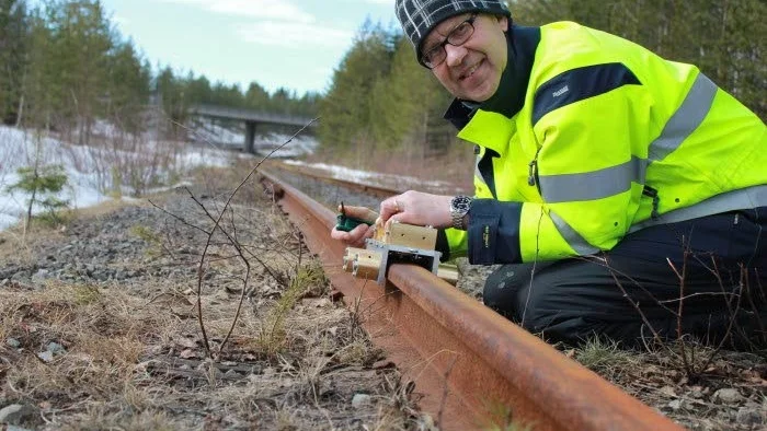 I tjänst. Jan Lundberg, professor vid Luleå tekniska universitet, visar sin järnvägsuppfinning