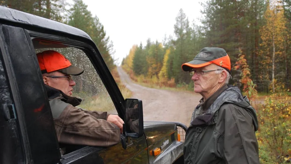 Samtal på väg. Finska beagleklubbens ordförande Toivo Kangas (till vänster) i samspråk med Sune Karlander.