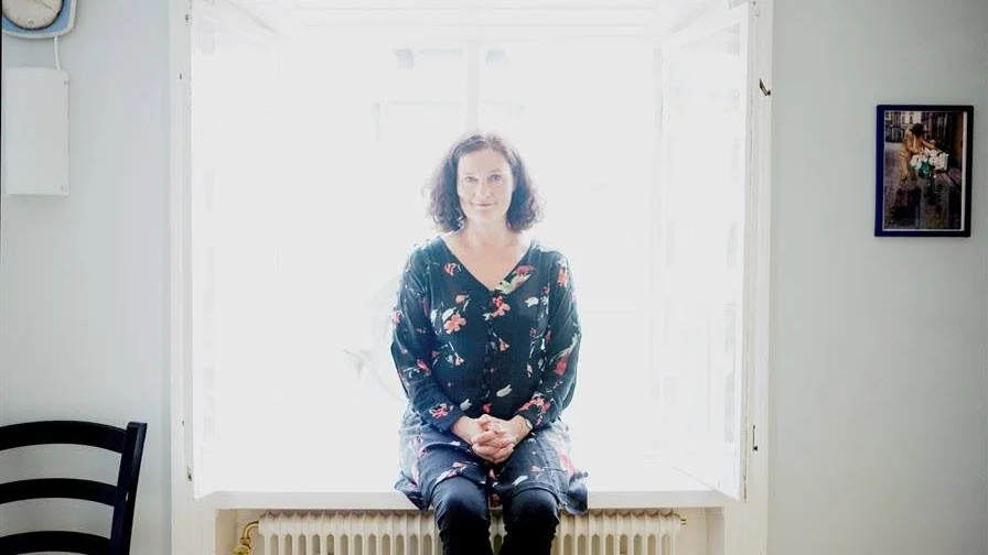 Hatar och längtar. I romanen "Århundradets kärlekskrig" låter Ebba Witt-Brattström ett Hon och Han komma till tals där relationen mellan könen står i fokus.