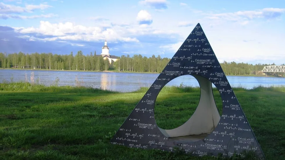 I Haparanda. Vid Torne älv finns monumentet "von Struve's Triangle" av konstnären Victoria Andersson. På andra sidan älven skymtar Nedertorneå kyrka som är en av punkterna i världsarvet Struves meridianbåge.