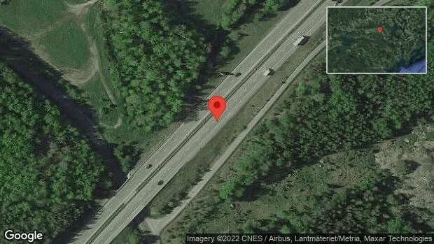 Personbil stillastående på E20