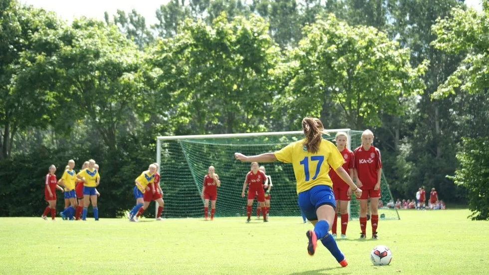 Här slår Isabel Otmalm en frispark.