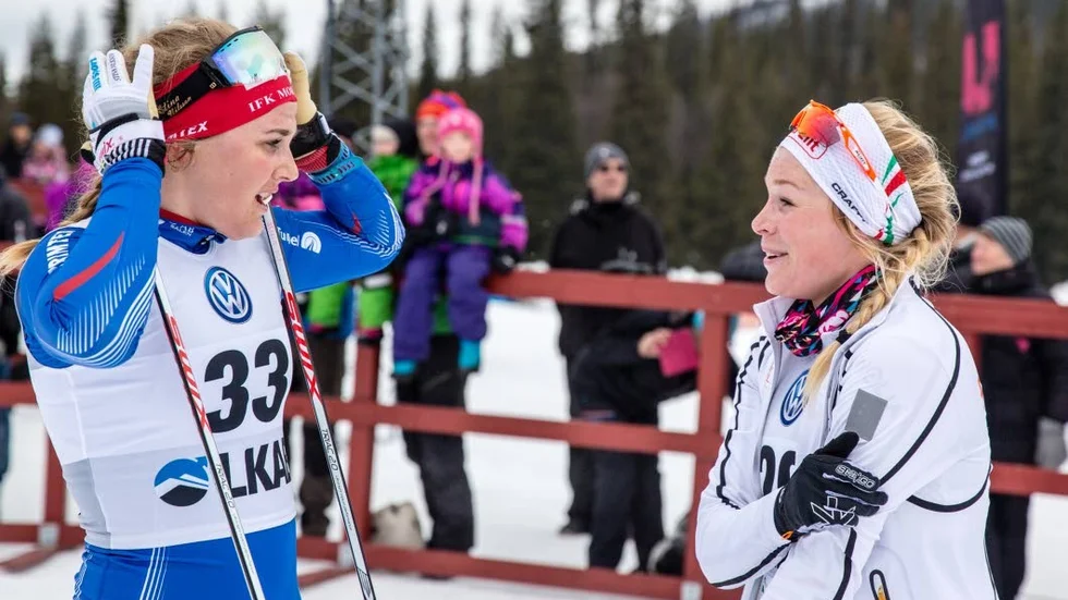 Kamp. Stina Nilsson, till vänster blev bronsmedaljör i tremilen. Jennie Öberg drog på sig kramp och tappade placeringar.