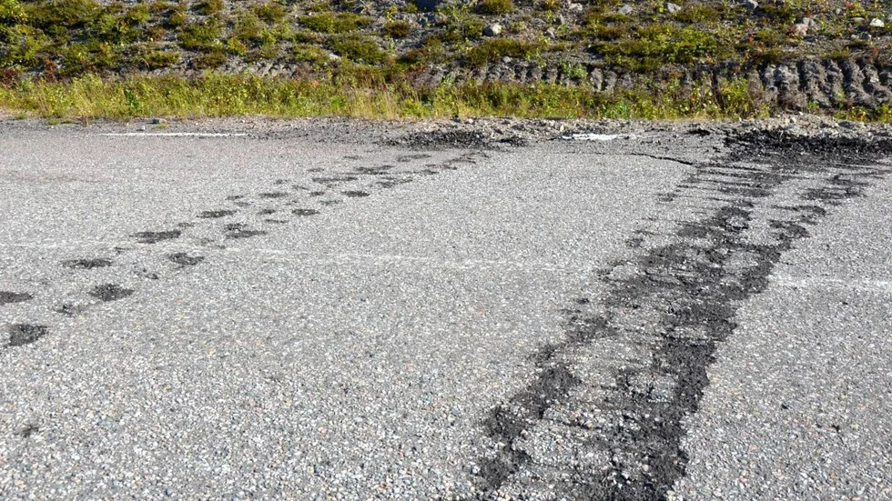 Spår. Vägsträckan har tidigare fått kritik för underlaget, 2015 orsakade skogsmaskinernas kedjor djupa spår i vägen.